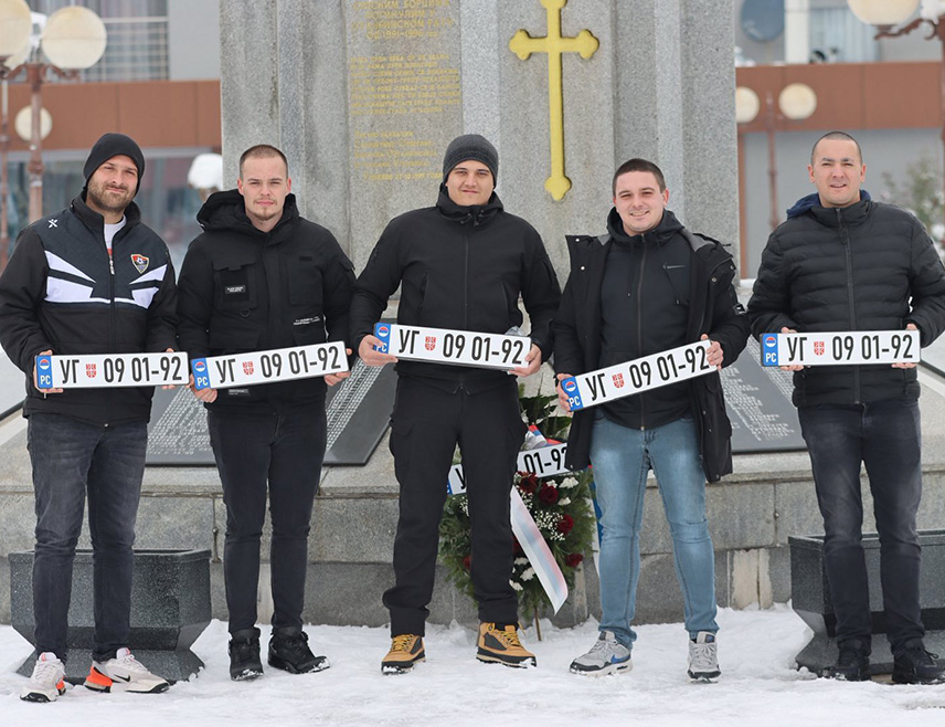 УГЉЕВИК, 9. ЈАНУАРА /СРНА/ - Млади социјалдемократи /МСД/ из Угљевика данас су обиљежили Дан Републике, дијелећи становницима ове локалне заједнице симболичне регистарске таблице са ознаком "9. јануар".