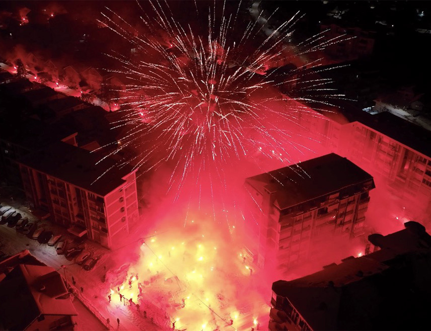 БИЈЕЉИНА, 9. ЈАНУАРА /СРНА/ - Омладина бијељинског насеља Богдановића плац традиционално је честитала рођендан Републици Српској, освијетливши град бакљама и ватрометом.