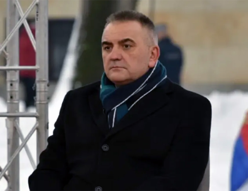 БАЊАЛУКА, 9. ЈАНУАРА /СРНА/ - Предсједник Владе Републике Српске Саво Минић поручио је да је Република Српска настала у миру, 9. јануара 1992. године, и да нико нема право да изда народ и Републику Српску.