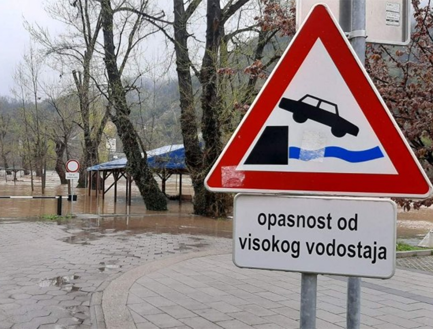 САРАЈЕВО, 9. ЈАНУАРА /СРНА/ - На подручју Кантона Сарајево, Херцеговачко-неретванског, Босанско-подрињског, Унско-санског и Посавског кантона и даље постоји опасност од изливања, бујичних токова, плављења нижих подручја и могућих клизишта, због благог пораста водостаја ријека, након падавина и отапања снијега у вишим предјелима, саопштено је из федералне Владе.
