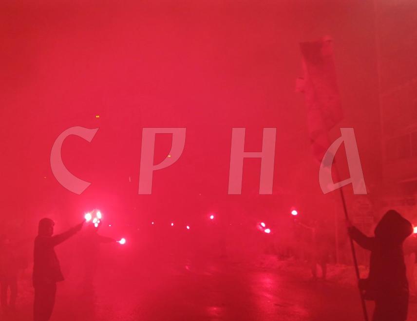 ДОБОЈ, 9. ЈАНУАРА /СРНА/ - Навијачка група "Војводе 1990" из Добоја вечерас је у центру града приредила бакљаду прослављајући 9. јануар, Дан Републике Српске.