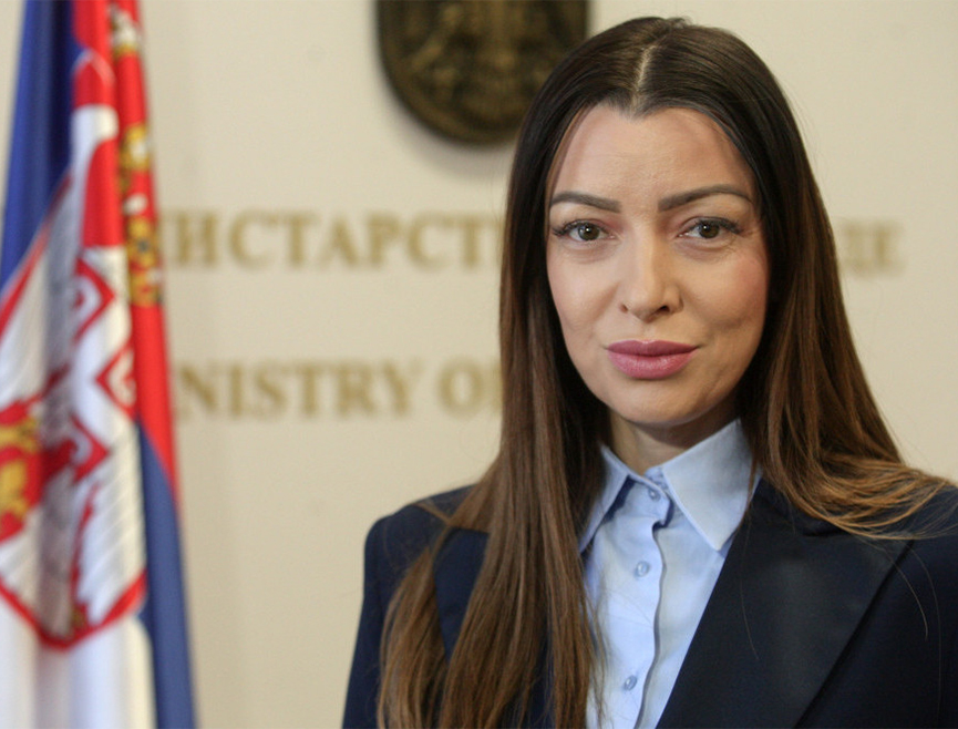 БЕОГРАД, 9. ЈАНУАРА /СРНА/ - Министар привреде Србије Адријана Месаровић очекује да Лозница добије струју у наредна 72 часа, истакавши да се ситуација у том граду не смије политизовати јер надлежне службе чине све да се санирају кварови на електромрежи.