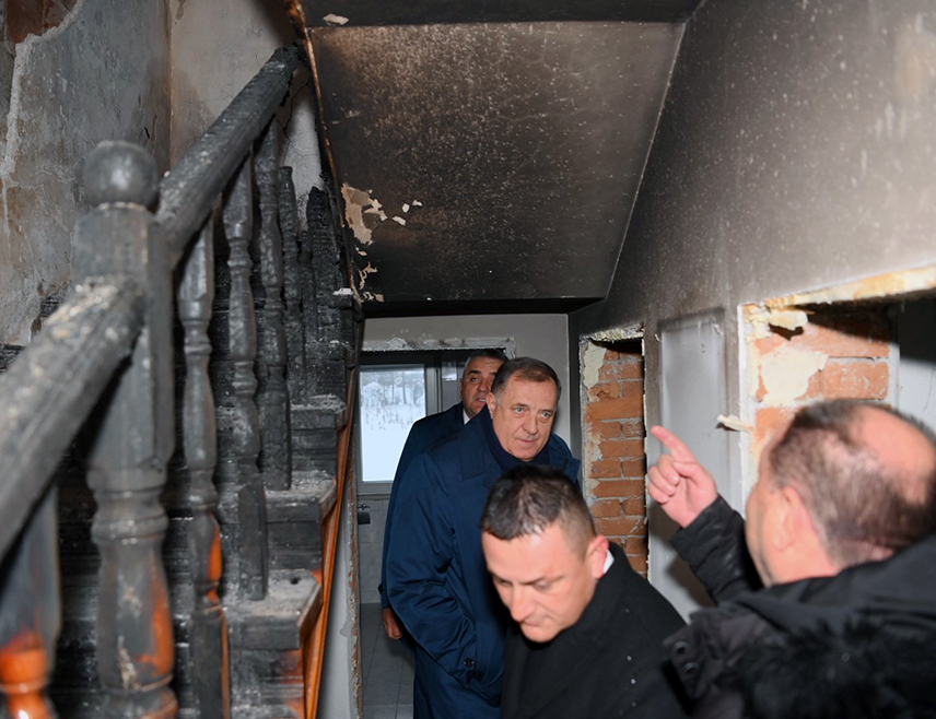 ДОЊИ ЖАБАР, 10. ЈАНУАРА /СРНА/ - Премијер Републике Српске Саво Минић и предсједник СНСД-а Милорад Додик обишли су данас у Човић Пољу у Доњем Жабару породицу Василић чија је кућа изгорјела у пожару и најавили 100.000 КМ помоћи за обнову дома.