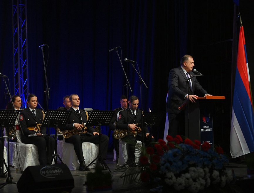 BRČKO, JANUARY 10 /SRNA/ – SNSD Leader Milorad Dodik says at a ceremonial gathering in Brčko marking Republic Day that Republika Srpska is celebrating its 34th anniversary in peace, politically stable, and as a republic that knows what it wants.