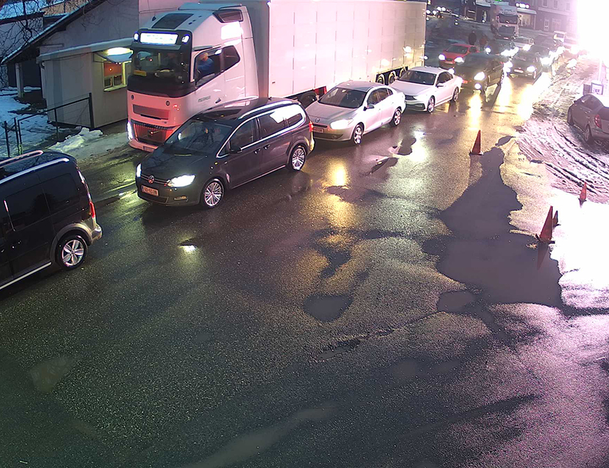 БАЊАЛУКА, 10. ЈАНУАРА /СРНА/ - На граничним прелазима Градишка, Градина, Брод, Козарска Дубица, Орашје, Изачић и Велика Кладуша појачан је интензитет саобраћаја на излазу из БиХ, саопштено је из Ауто-мото савеза /АМС/ Републике Српске.