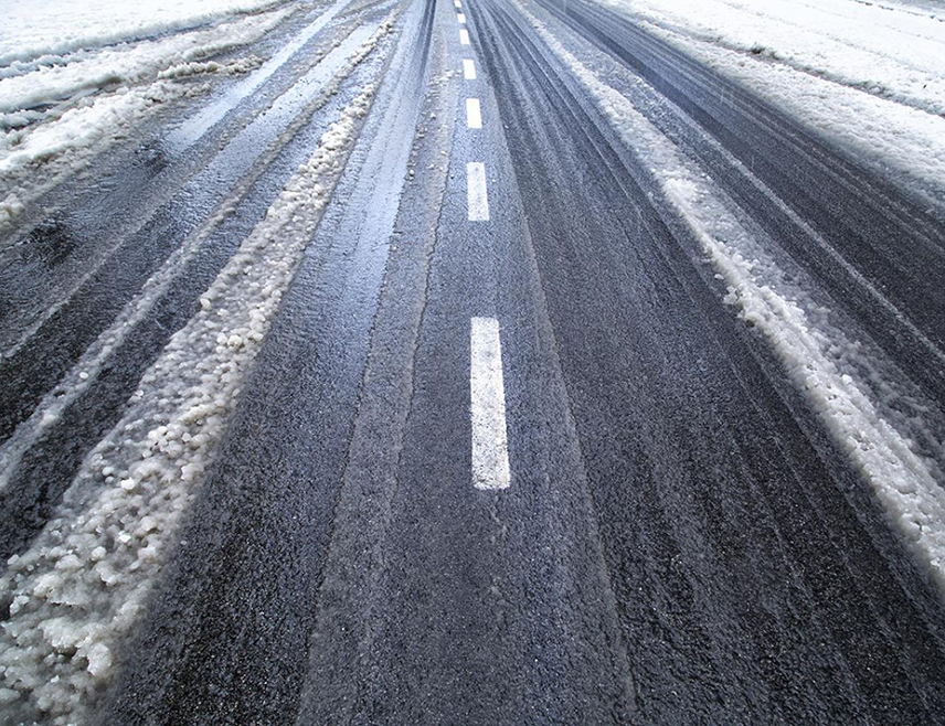 БАЊАЛУКА, 11. ЈАНУАРА /СРНА/ - У нижим предјелима у Републици Српској и Федерацији БиХ саобраћај се одвија успорено, јер су коловози изразито клизави, а на дионицама у вишим предјелима и преко превоја коловози су заснијежен и вожња је отежана, нарочито на путу Гацко према Tрнову и Шћепан Пољу.