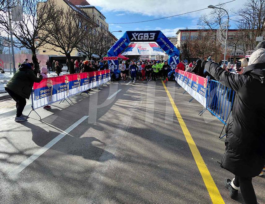 БАЊАЛУКА, 11. ЈАНУАРА /СРНА/ - У Бањалуци је одржана 10. трка "Трчимо за Српску" под слоганом "Српска без подјела" коју традиционално организује Бањалучка тркачка лига.