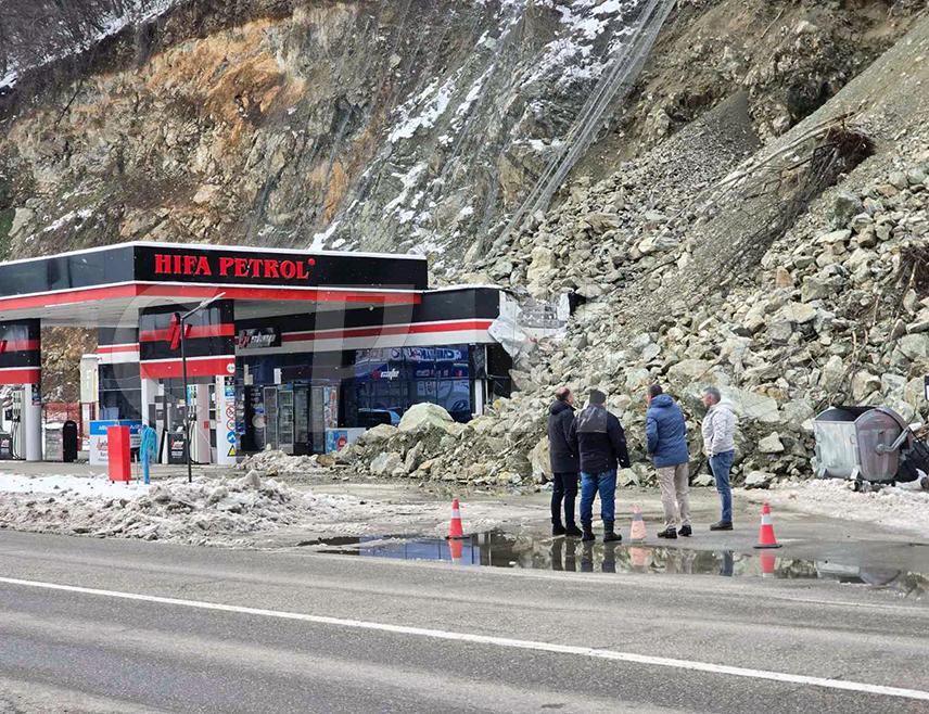 ЗВОРНИК, 11. ЈАНУАРА /СРНА/ - Настављено је обрушавање камења код бензинске пумпе у Метеризама код Зворника у непосредној близини магистралног пута Зворник–Бијељина, саопштено је из зворничке Градске управе.