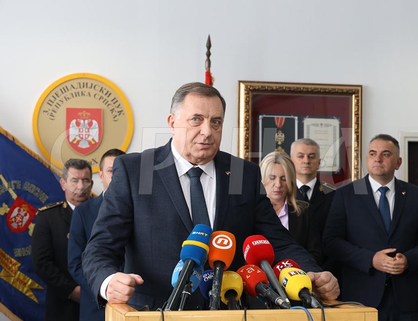 BANJA LUKA, JANUARY 12 /SRNA/ – SNSD President Milorad Dodik said today that the Minister of Defense in the Council of Ministers of BiH Zukan Helez has privatized the position, but that this area will be regulated in the future.