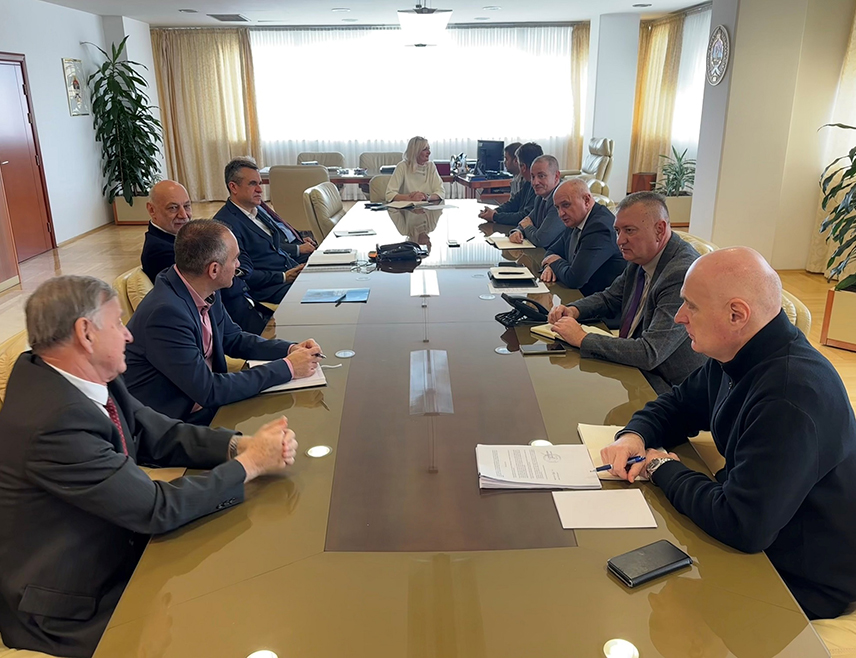 БАЊАЛУКА, 12. ЈАНУАРА /СРНА/ - Високи напон је један од кључних изазова са којима се суочава преносни систем у БиХ, истакнуто је данас на састанку у Бањалуци министра енергетике и рударства Републике Српске Петра Ђокића са представницима Федералног министарства енергије, рударства и индустрије, "Електропривреде Републике Српске", "Електропреноса БиХ" и предузећа "ЕФТ Станари".