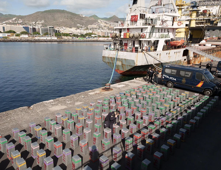 МАДРИД, 12. ЈАНУАРА /СРНА/ - Шпанске специјалне снаге заплијениле су близу 10 тона кокаина на теретном броду који је пловио из Бразила у Атлантском океану, саопштиле су шпанске власти.