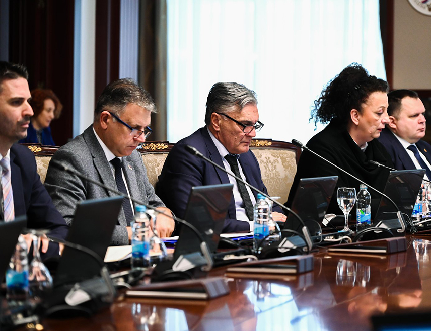 БАЊАЛУКА, 13. ЈАНУАРА /СРНА/ - Влада Републике Српске дала је сагласност Министарству породице, омладине и спорта на План утрошка 400.000 КМ за 2025. годину за субвенцију каматне стопе за стамбено кредитирање младих и младих брачних парова, као и за набавку механизације Пољопривредној школи у Бијељини.