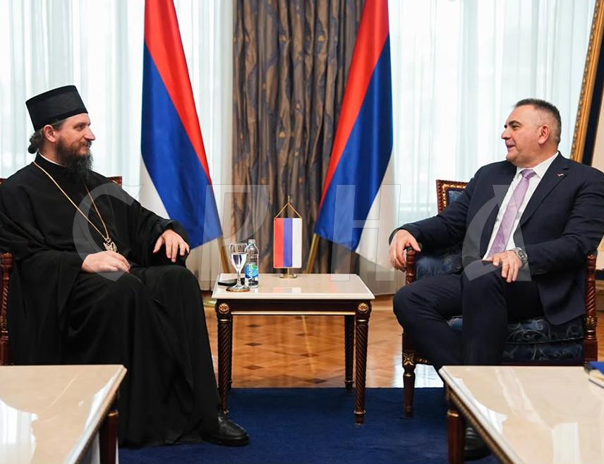 БАЊАЛУКА, 13. ЈАНУАРА /СРНА/ - Јединство и саборност су темељ снаге српског народа и сигуран пут ка његовој будућности, изјавио је премијер Републике Српске Саво Минић након разговора са Његовим преосвештенством епископом бихаћко-петровачким и рмањским Сергијем.