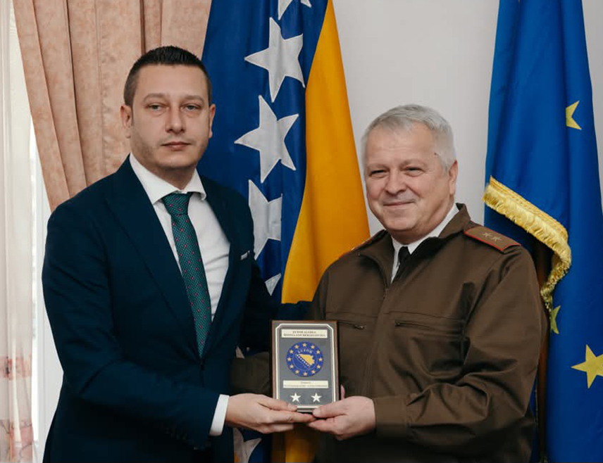САРАЈЕВО, 13. ЈАНУАРА /СРНА/ - Командант Мисије ЕУФОР-а генерал-мајор Флорин-Маријан Барбу уручио је данас у Сарајеву замјенику министра одбране у Савјету министара Александру Гогановићу почасну плакету за допринос сарадњи.