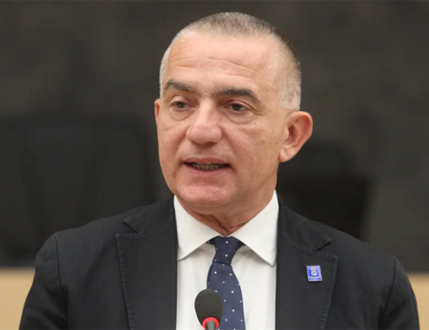 БЕОГРАД, 13. ЈАНУАРА /СРНА/ - Министар правде Србије Ненад Вујић вечерас је најоштрије осудио оружани напад албанског естремисте на Србе у Дечанима, у којем су двојица српских цивила тешко рањена.