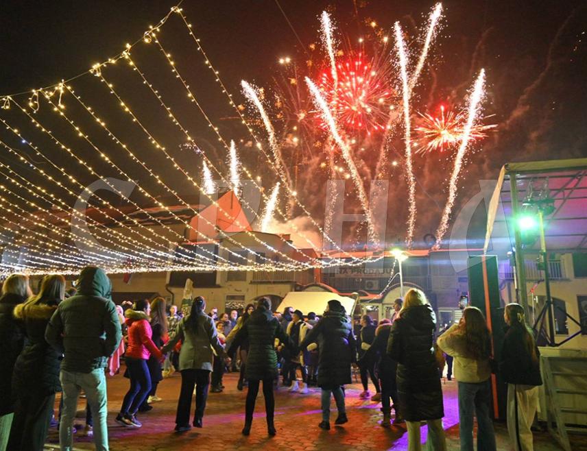 ШАМАЦ, 14. ЈАНУАРА СРНА/ - Шамчани су на Градском тргу дочекали православну Нову годину уз пјесме Слобе Васића и кувано вино.