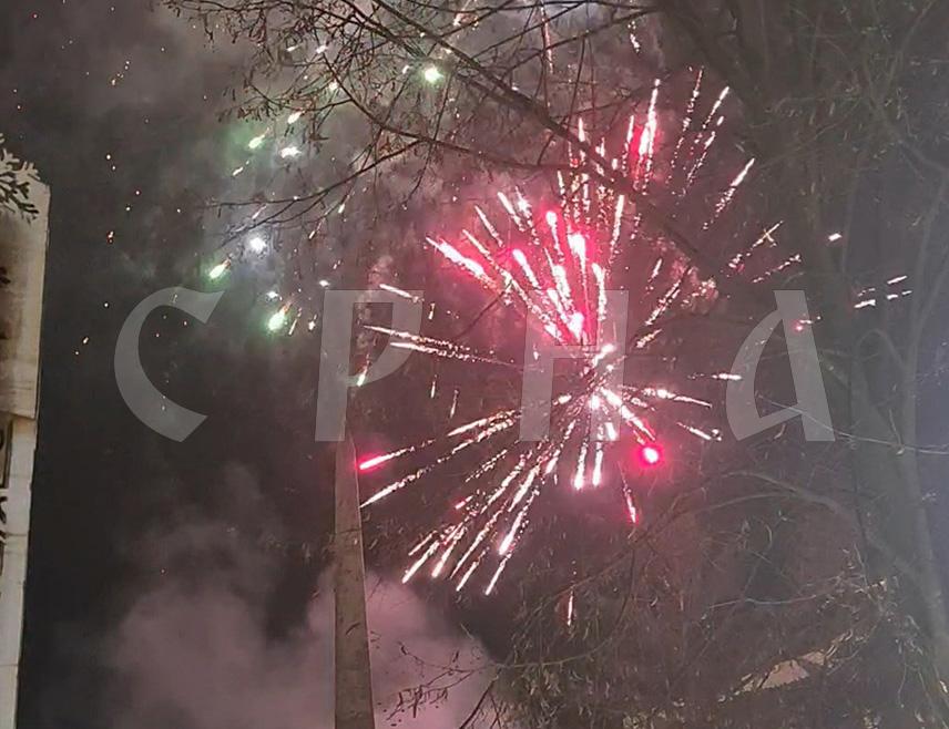 ДОБОЈ, 14. ЈАНУАРА /СРНА/ - Добојлије су православну Нову годину дочекали у Парку народних хероја, Теслићани на Градском тргу, а грађани Станара у Центру за културу.