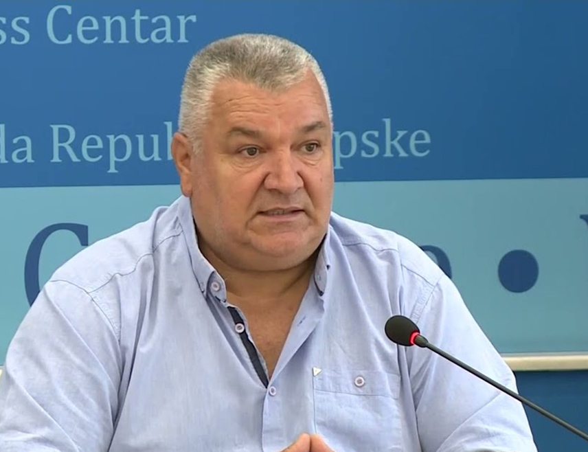 БАЊАЛУКА, 14. ЈАНУАРА /СРНА/ - Више од 50 одсто превозника није кренуло на пут преко граничног прелаза Градишка због огромних гужви које су могле да се избјегну да је отворен нови прелаз, што је довело до знатних губитака, изјавио је Срни предсједник Удружења превозника за унутрашњи и међународни транспорт Републике Српске Никола Грбић.