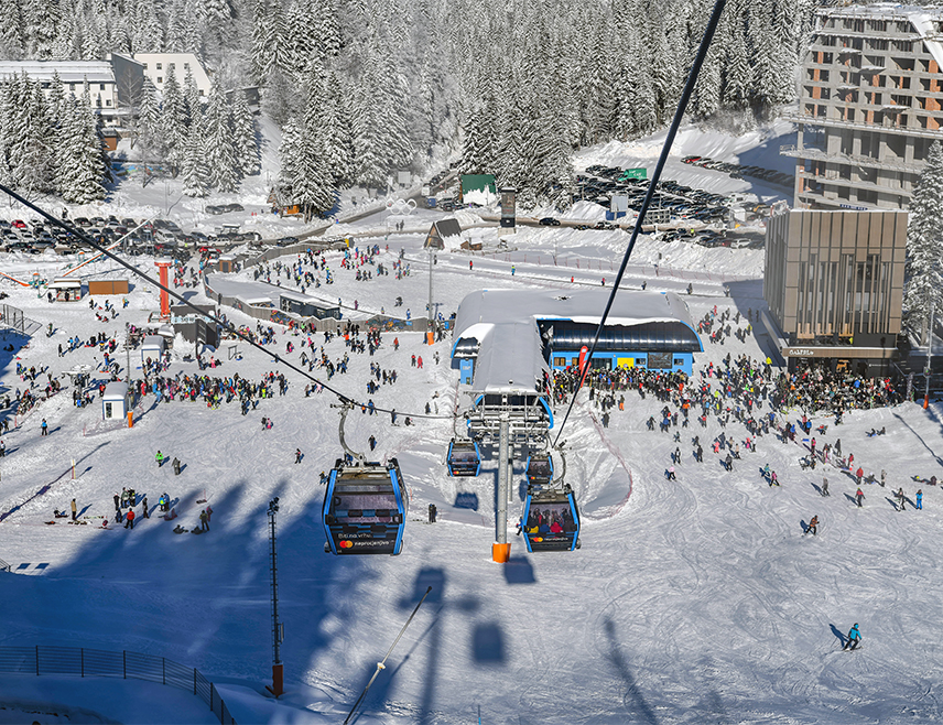ЈАХОРИНА, 14. ЈАНУАРА /СРНА/ – Велики број гостију дочекао је православну Нову годину на Јахорини, гдје су могли да уживају у музици, као и ноћном скијању.
