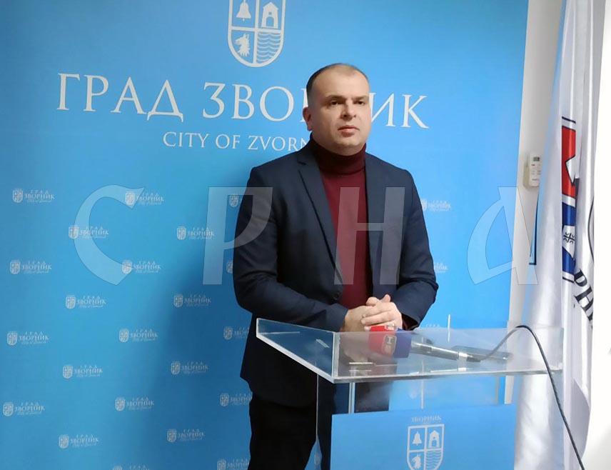 ЗВОРНИК, 15. ЈАНУАРА /СРНА/ - Градоначелник Зворника Бојан Ивановић изјавио је Срни да ће 13 милиона КМ, које је Влада Републике Српске одобрила граду, бити утрошено на више капиталних пројеката од којих је приоритет изградња обалоутврде Дрине у насељу Терминал код Каракаја.