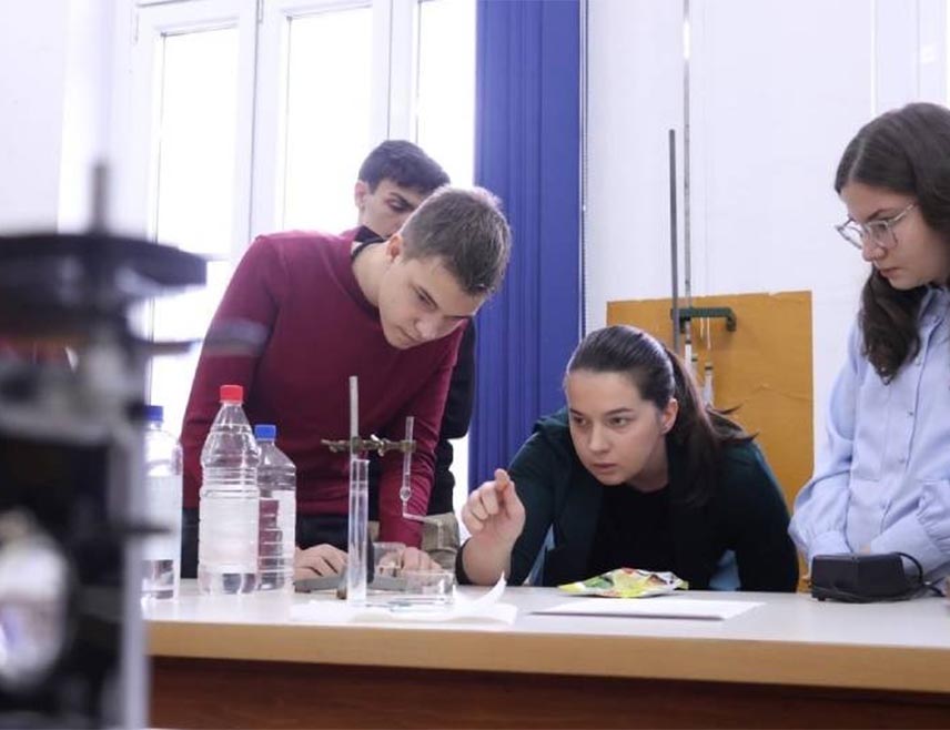 БАЊАЛУКА, 15. ЈАНУАРА /СРНА/ - Други Зимски камп "Желим више" отворен је данас у Бањалуци, на којем учествује скоро 70 наставника и више од 300 основаца и средњошколаца из свих крајева Републике Српске, који показују посебно интересовање према научним диспиплинама, умјетности и спорту.