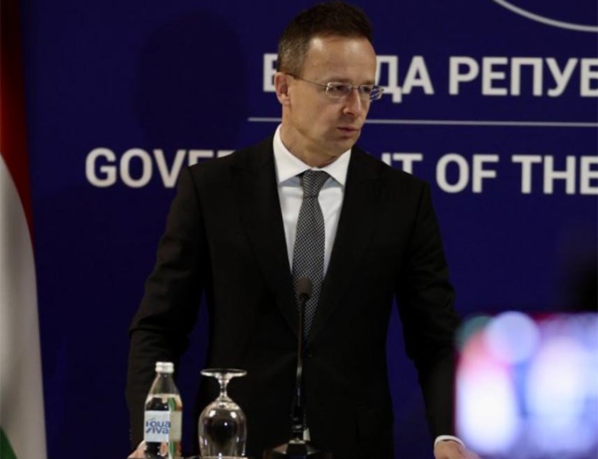 БЕОГРАД, 15. ЈАНУАРА /СРНА/ - Министар спољних послова Мађарске Петер Сијарто изјавио је данас да МОЛ жели да купи већински удио Нафтне индустрије Србије /НИС/, наводећи да се наредних дана очекује први значајан корак између ове мађарске компаније са руским "Гаспромњефтом", тренутним већинским власником НИС-а.