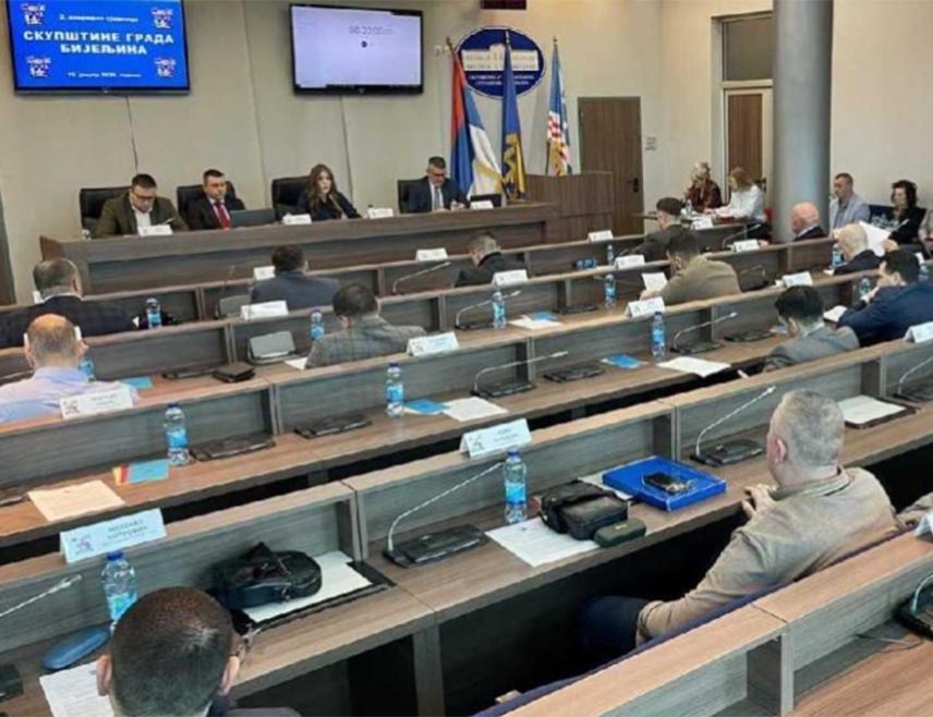 БИЈЕЉИНА, 15. ЈАНУАРА /СРНА/ - Скупштина града Бијељина затражила је од градоначелника Љубише Петровића да одмах разријеши дужности директора Градске топлане Горана Вучковића.