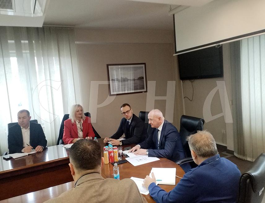 БИЈЕЉИНА, 15. ЈАНУАРА /СРНА/ - Министар енергетике и рударства Републике Српске Петар Ђокић изјавио је у Бијељини да је Влада Српске посвећена рјешавању свих проблема како би се грађанима обезбиједило стабилно и квалитетно снабдијевање електричном енергијом, те најавио наставак улагања у реконструкцију електромреже, посебно на уоченим критичним тачкама.