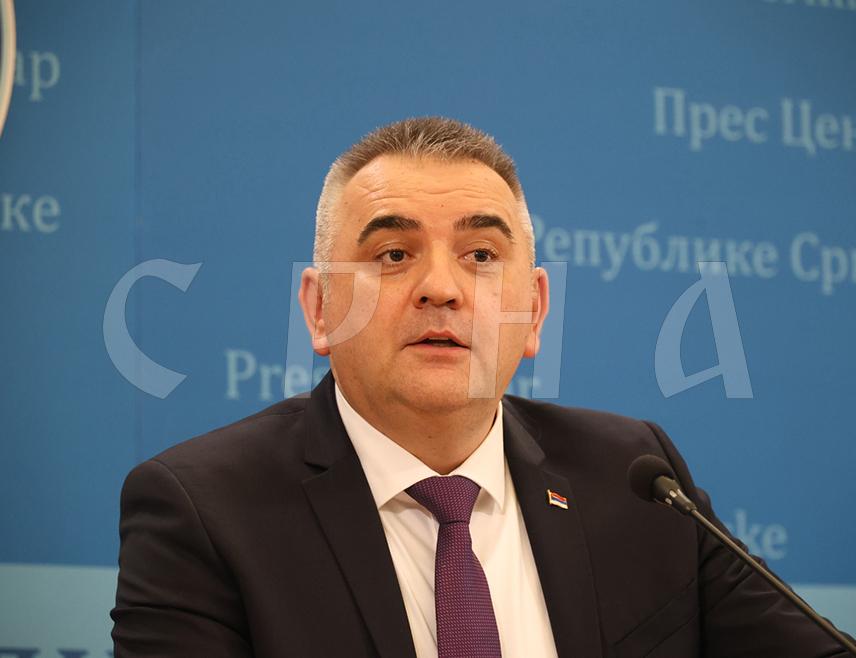 БАЊАЛУКА, 15. ЈАНУАРА /СРНА/ - Предсједник Владе Републике Српске Саво Минић изјавио је да ће тражити да што прије крену процедуре након што је данас вратио мандат да се не би остављало простора за било какве инсинуације.