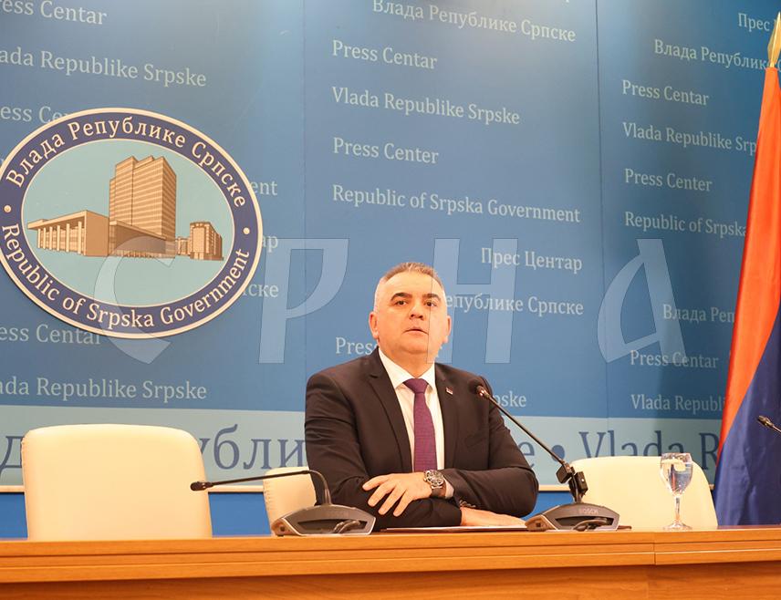 БАЊАЛУКА, 15. ЈАНУАРА /СРНА/ - Премијер Републике Српске Саво Минић изјавио је данас да Српска институционално одговара свима који изазивају кризу и тиме желе неизвјесност.