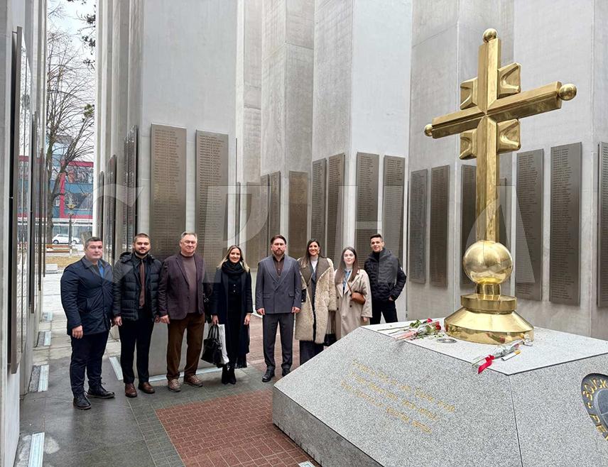 БАЊАЛУКА, 15. ЈАНУАРА /СРНА/ - Представници Омладинског савјета Републике Српске и делегације из Русије, на челу са истакнутим правником из Краснодара Михаилом Шелдуковим, разговарали су данас о наставку сарадње и повезивању братског српског и руског народа у више области.