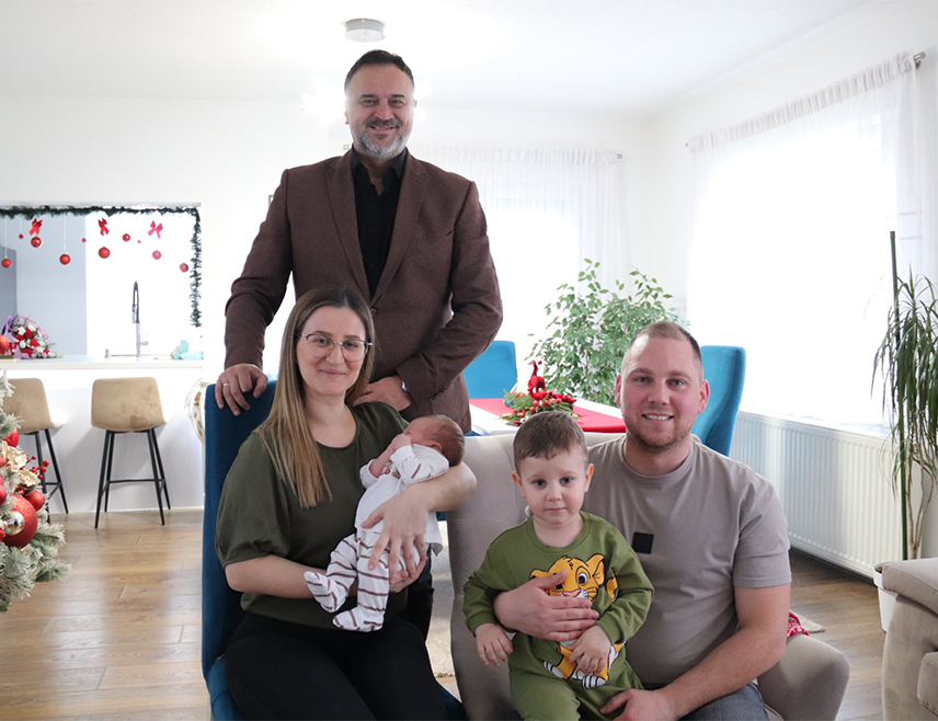 ДЕРВЕНТА, 15. ЈАНУАРА /СРНА/ - Лука Кнежевић прва је беба са подручја града Дервента рођена у 2026. години и друго је дијете у породици родитеља Јована и Јелене, којима је градоначелник  Игор Жунић данас уручио дукат и пригодне поклоне.