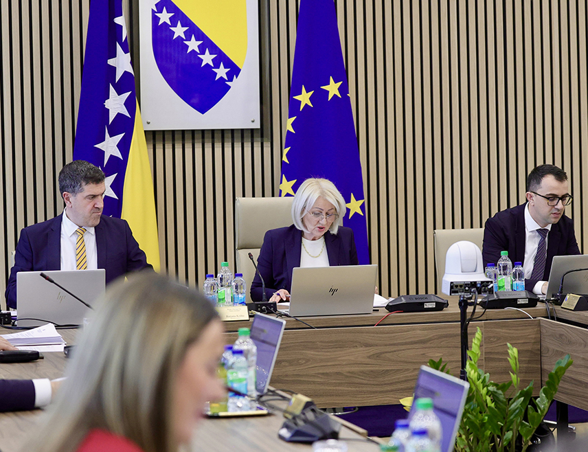 САРАЈЕВО, 15. ЈАНУАРА /СРНА/ - Савјет министара усвојио је данас једногласно и упутиће Европској комисији Програм економских реформи БиХ за период од 2026. до 2028. године, којим је пројектовано да ће економија БиХ у 2026. години забиљежити реални раст бруто друштвеног производа од око 2,6 одсто, првенствно вођен јачањем домаће потражње.