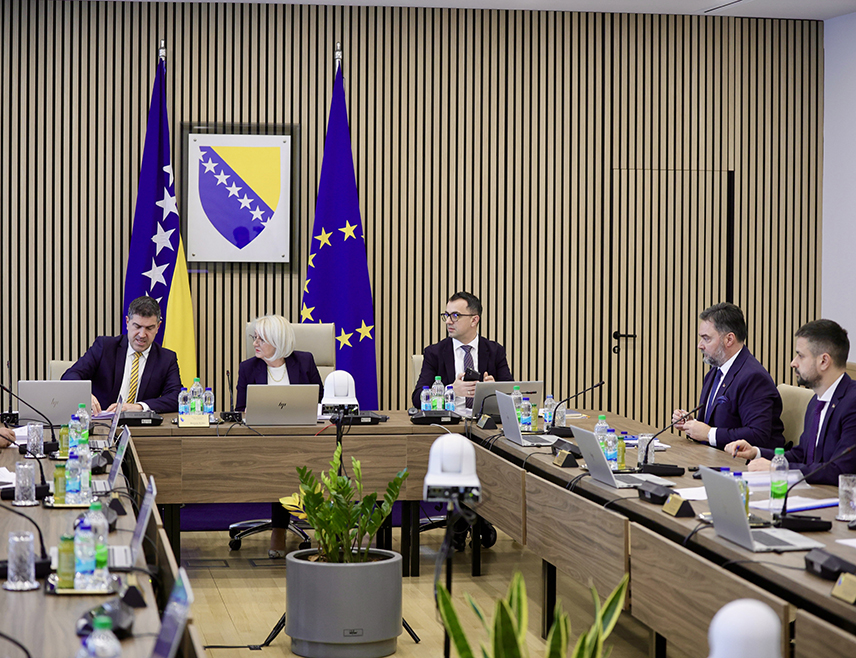 САРАЈЕВО, 15. ЈАНУАРА /СРНА/ - Савјет министара прихватио је иницијативу Министарства финансија и трезора за вођење преговора ради закључивања споразума о зајму између БиХ и Међународне банке за обнову и развој у вриједности 35.125.752 евра за Пројекат масовне процјене вриједности некретнина, побољшање е-управљања и развој инфраструктуре геопросторних података у Републици Српској.