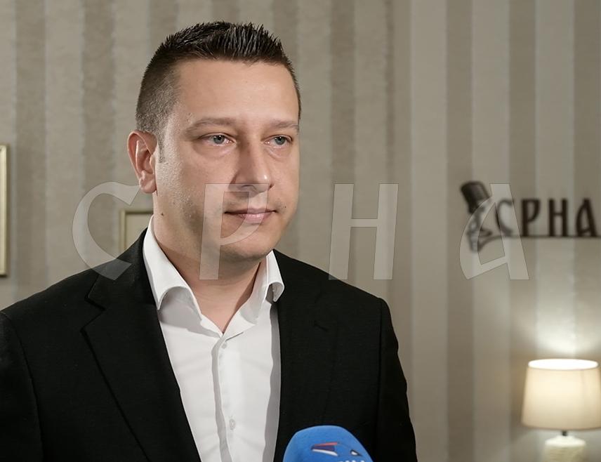 ИСТОЧНО САРАЈЕВО, 15. ЈАНУАРА /СРНА/ - Замјеник министра одбране у Савјету министара Александар Гогановић поручио је да су изјаве министра Зукана Хелеза још један доказ политичке нервозе и неразумијевања процеса које Република Српска води смирено, одговорно и у складу са својим уставним капацитетима.