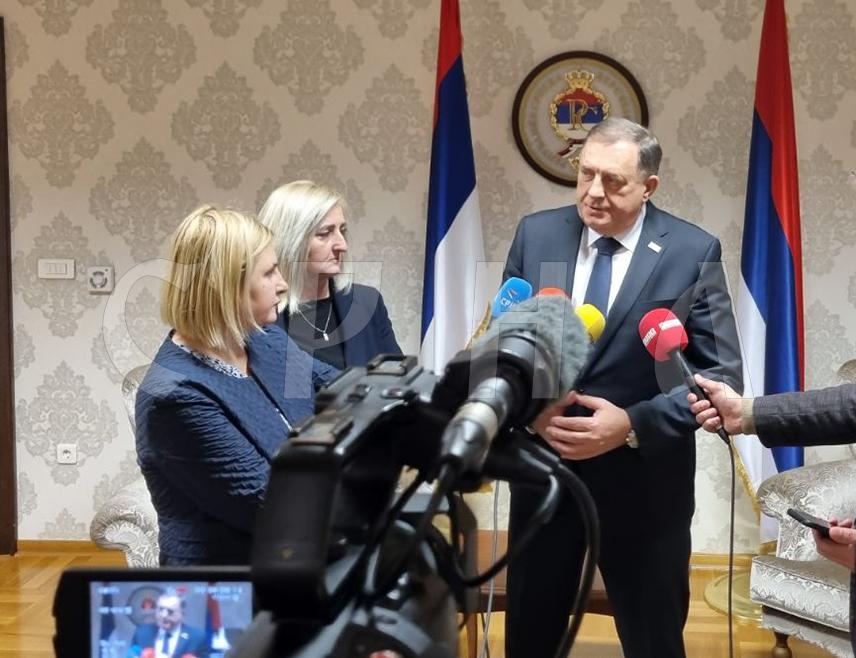 ИСТОЧНО САРАЈЕВО, 15. ЈАНУАРА /СРНА/ - Предсједник СНСД-а Милорад Додик рекао је да су опозицији у Републици Српској и политичком Сарајеву легални нелегални Кристијан Шмит и Уставни суд БиХ у којем сједе нелегалне судије, те да им то не смета, али им смета Влада Српске.