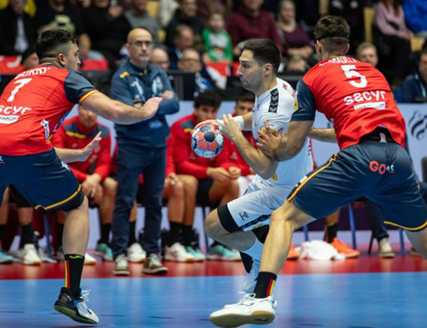 БЕОГРАД, 15. ЈАНУАРА /СРНА/ - Рукометна репрезентација Србије изгубила је вечерас на старту Европског првенства у данском граду Хернингу од селекције Шпаније с резултатом 27:30.