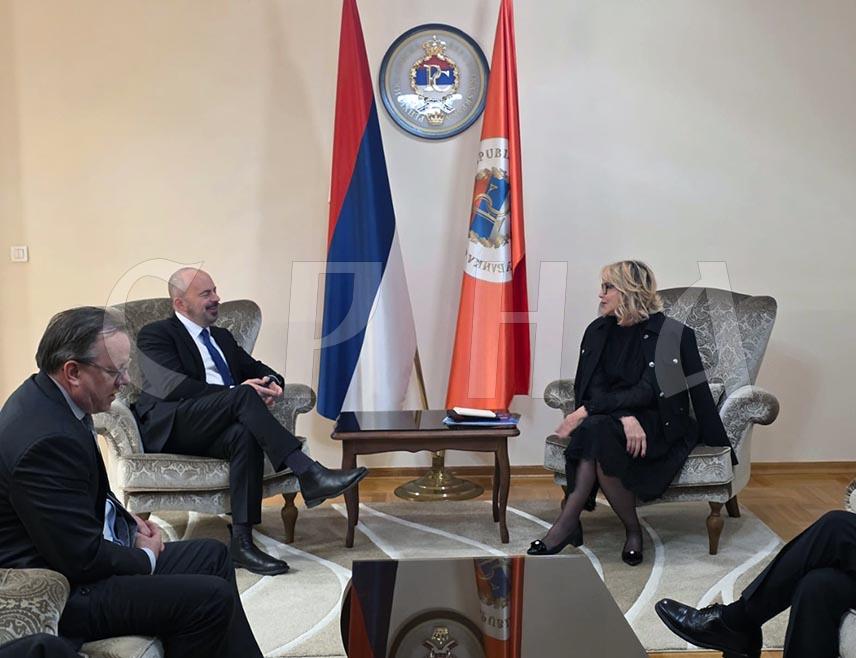 ИСТОЧНО САРАЈЕВО, 15. ЈАНУАРА /СРНА/ - Вршилац дужности предсједника Републике Српске Ана Tришић Бабић истакла је да Српска води политику стабилности, развоја и отворене сарадње са свим релевантним међународним партнерима, те да се односи са САД налазе на узлазној линији, уз све више међусобног разумијевања и реалног уважавања интереса народа и институција у БиХ, посебно у контексту администрације предсједника Доналда Tрампа.