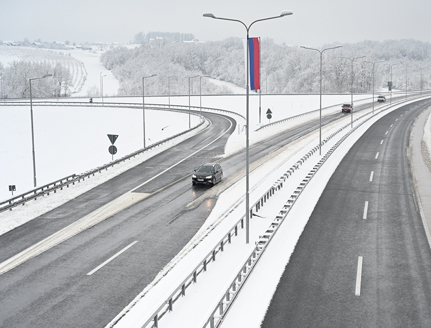 БАЊАЛУКА, 16. ЈАНУАРА /СРНА/ - Сви путни правци у Републици Српској и ФБиХ су проходни, а саобраћај се одвија дјелимично отежано због зимских услова за вожњу, саопштено је из Ауто-мото савеза /АМС/ Републике Српске.