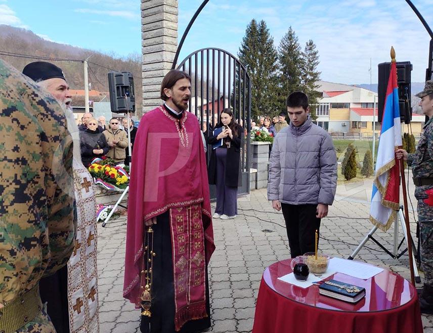 СКЕЛАНИ, 16. ЈАНУАРА /СРНА/ - Код централног споменика у Скеланима у току је парастос за 305 српских цивила и војника из овог и сусједних села, од којих су 69 муслимански ратници убили на данашњи дан прије 33 године.