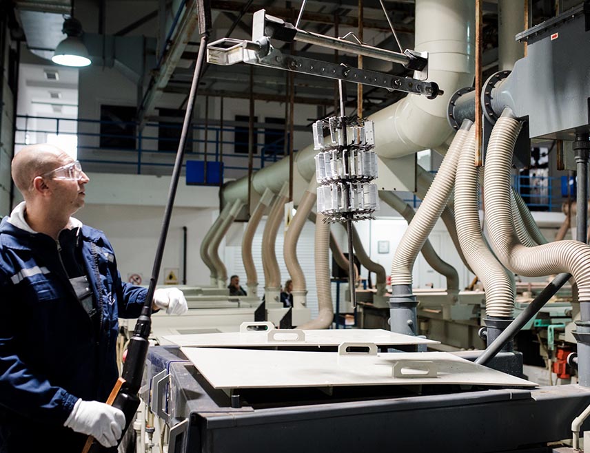 БИЈЕЉИНА, 16. ЈАНУАРА /СРНА/ - Компанија "Орао" из Бијељине обавља специфичан процес хроматизације, односно пасивизације алуминијума, чиме се штити материјал од  корозије  и ствара подлога за  бојење, и то за потребе из фирми из области машинске индустрије у БиХ, Србији и региону.