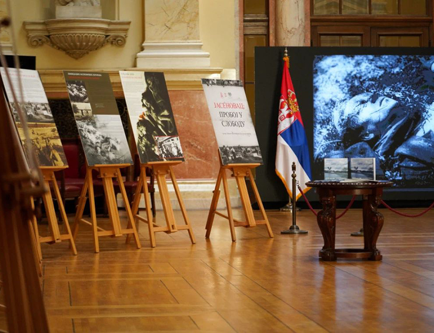 БЕОГРАД, 16. ЈАНУАРА /СРНА/ - Изложба "Јасеновац - трајна опомена" отворена је данас у централном холу Скупштине Србије, која приказује геноцидну политику Независне Државе Хрватске /НДХ/, која је имала подршку значајног дијела свог друштва у спровођењу геноцида над српским, јеврејским и ромским народом.