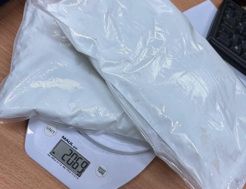 ТУЗЛА, 16. ЈАНУАРА /СРНА/ - Лица чији су иницијали М.Д. /41/ из Брчког и А.Г. /24/ из Мионице код Градачца ухапшена су након што је код њих пронађено више од два килограма дроге, саопштено је данас из Управе полиције МУП-а Тузланског кантона.