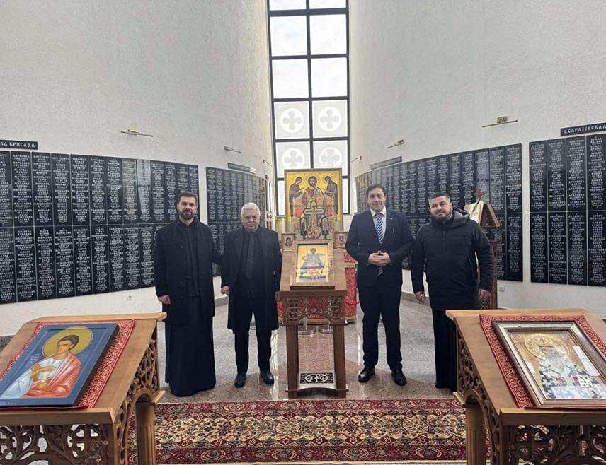 ИСТОЧНО САРАЈЕВО, 16. ЈАНУАРА /СРНА/ - Министар информисања и телекомуникација Србије Борис Братина посјетио је данас Храм Светог Василија Острошког, као и Спомен-храм Светог Димитрија у Источном Сарајеву у којем су исписана имена погинулих војсковођа и бораца из Одбрамбено-отаџбинског рата, за који је исказао посебно интересовање.