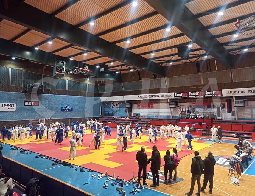 ЗВОРНИК, 16. ЈАНУАРА /СРНА/ - Зимски тренинг камп Републике Српске у џудоу, на коме учествује око 30 клубова са више од 200 џудиста из Републике Српске и Србије, отворен је вечерас у зворничком Рекреативно-спортском центру.