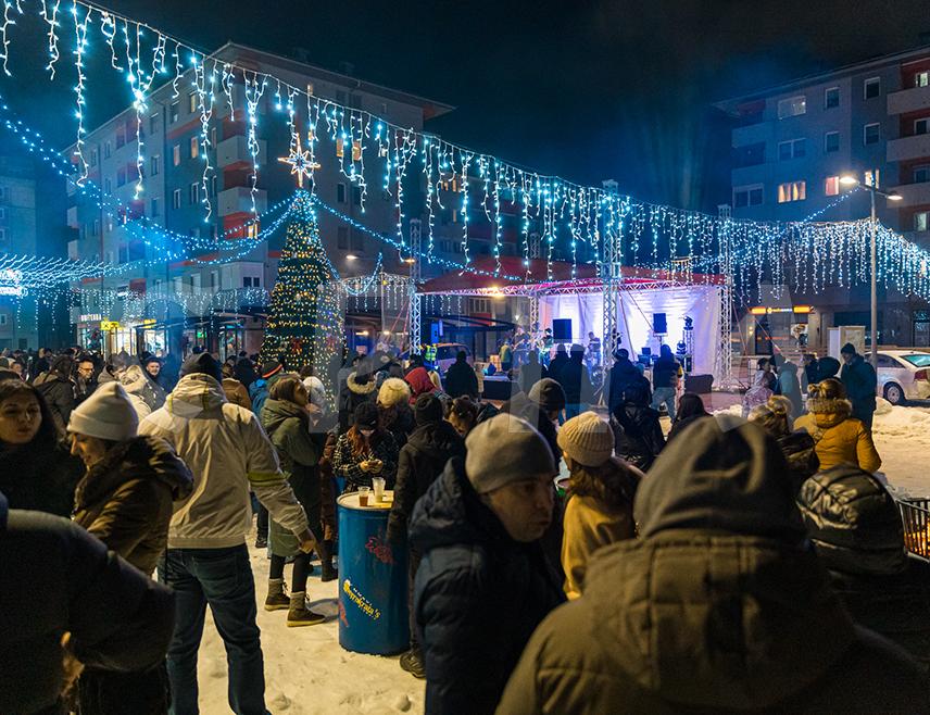 ПАЛЕ, 16. ЈАНУАРА /СРНА/ - У оквиру манифестације "Паљанска зима" на Студентском тргу на Палама публика је вечерас имала прилику да ужива у јединственом догађају "Бир рок фестивала" и концерту рок групе "Параноид".