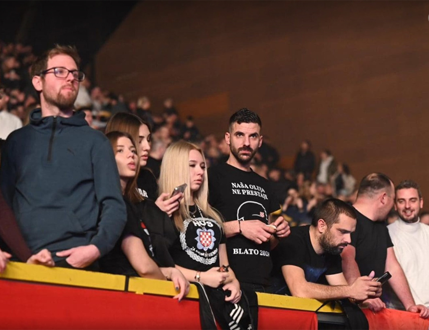 СПЛИТ, 17. ЈАНУАРА /СРНА/ - На концерту Марка Перковића Томпсона у Сплиту поново се орио усташки поздрав "За дом спремни!", као и снакдирање "Ајмо, усташе".