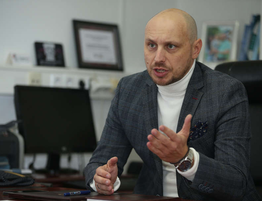 ИСТОЧНО САРАЈЕВО, 17. ЈАНУАРА /СРНА/ - Једина улога крњег Уставног суда БиХ је да одузима надлежности Републици Српској, а његови чланови прихватили су улогу политичких судија, рекао је Срни адвокат Милан Петковић.