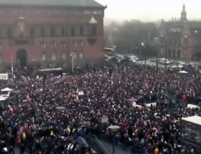 КОПЕНХАГЕН, 17. ЈАНУАРА /СРНА/ - У Копенхагену је данас одржан протест више хиљада људи против планова америчког предсједника Доналда Tрампа да преузме контролу над Гренландом, који је данска аутономна територија.