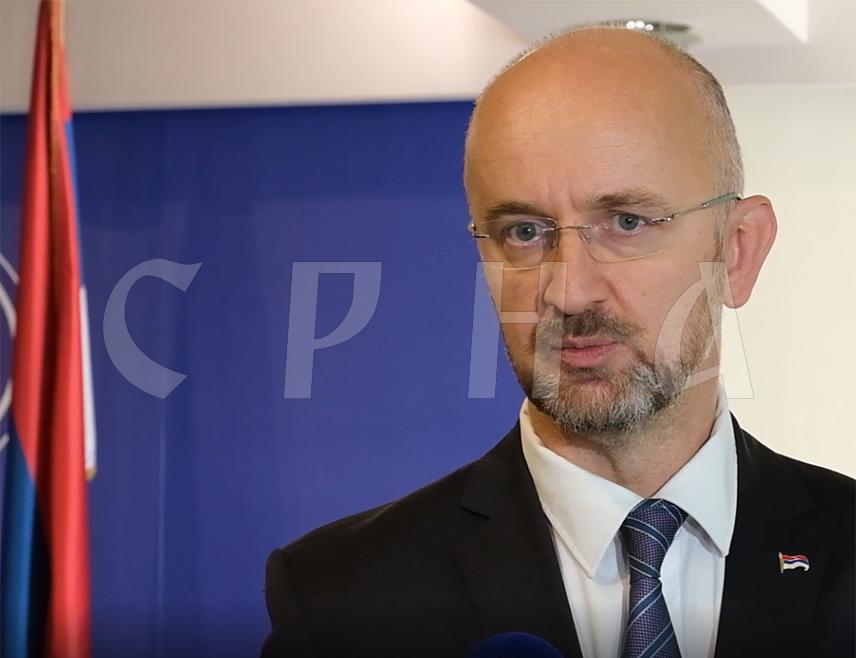 БАЊАЛУКА, 17. ЈАНУАРА /СРНА/ - Посланик ПДП-а Игор Црнадак поново покушава да политичку жељу представи као правни закључак, и то на начин који је опасан јер нормализује дјеловање институција БиХ као политичких инструмената, истакао је за Срну шеф Клуба посланика СНСД-а у Народној скупштини Републике Српске Срђан Мазалица.